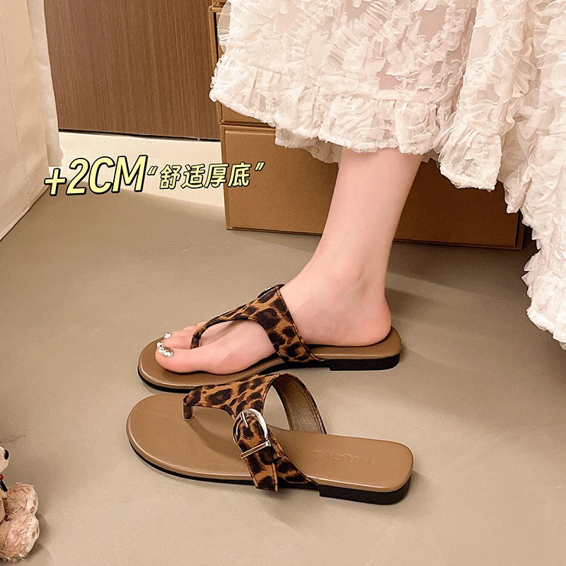 2026 Summer Beach Vacation Women's Flip-Flops Stylish Round Toe Buckle Women's Sandals New Simple Roman Flat Sandals Selling